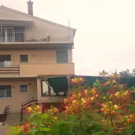 Apartments And Rooms Ognjen - Family Apartments With Free Parking بيتينا المظهر الخارجي الصورة