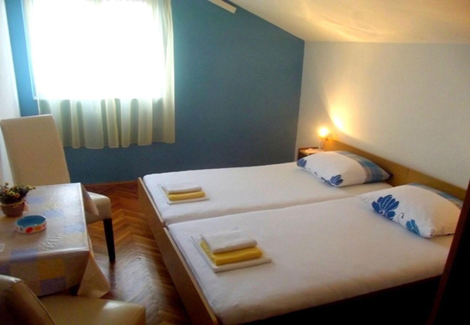 Apartments And Rooms Ognjen - Family Apartments With Free Parking بيتينا المظهر الخارجي الصورة