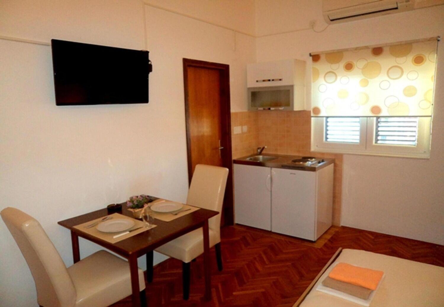 Apartments And Rooms Ognjen - Family Apartments With Free Parking بيتينا المظهر الخارجي الصورة