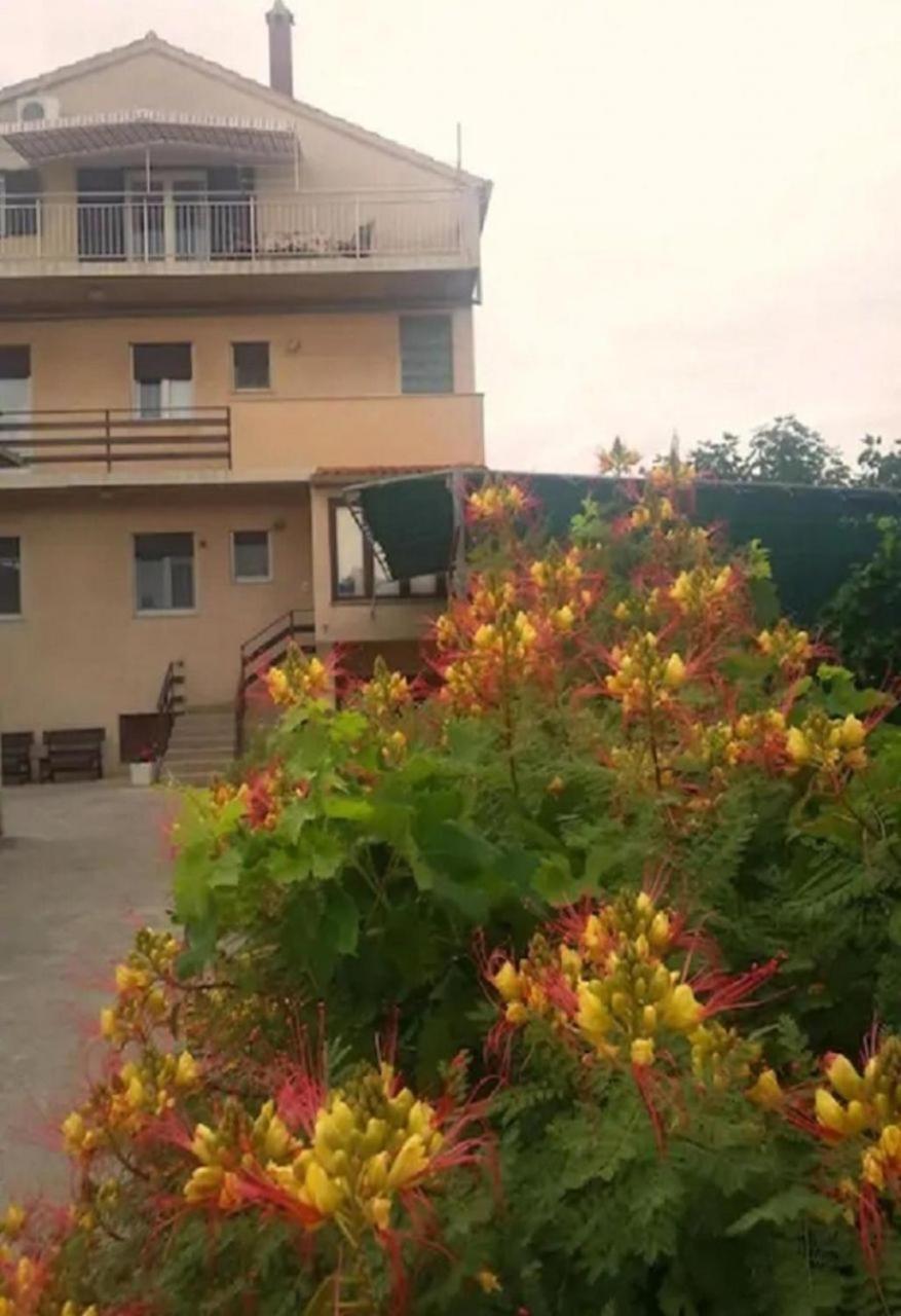 Apartments And Rooms Ognjen - Family Apartments With Free Parking بيتينا المظهر الخارجي الصورة