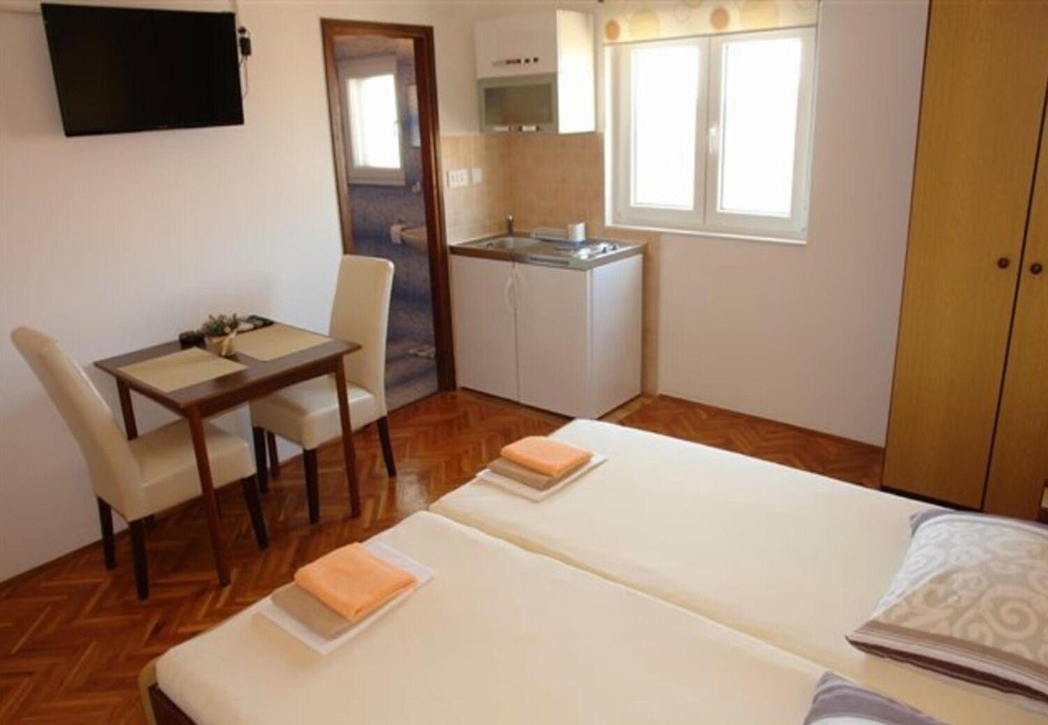Apartments And Rooms Ognjen - Family Apartments With Free Parking بيتينا المظهر الخارجي الصورة
