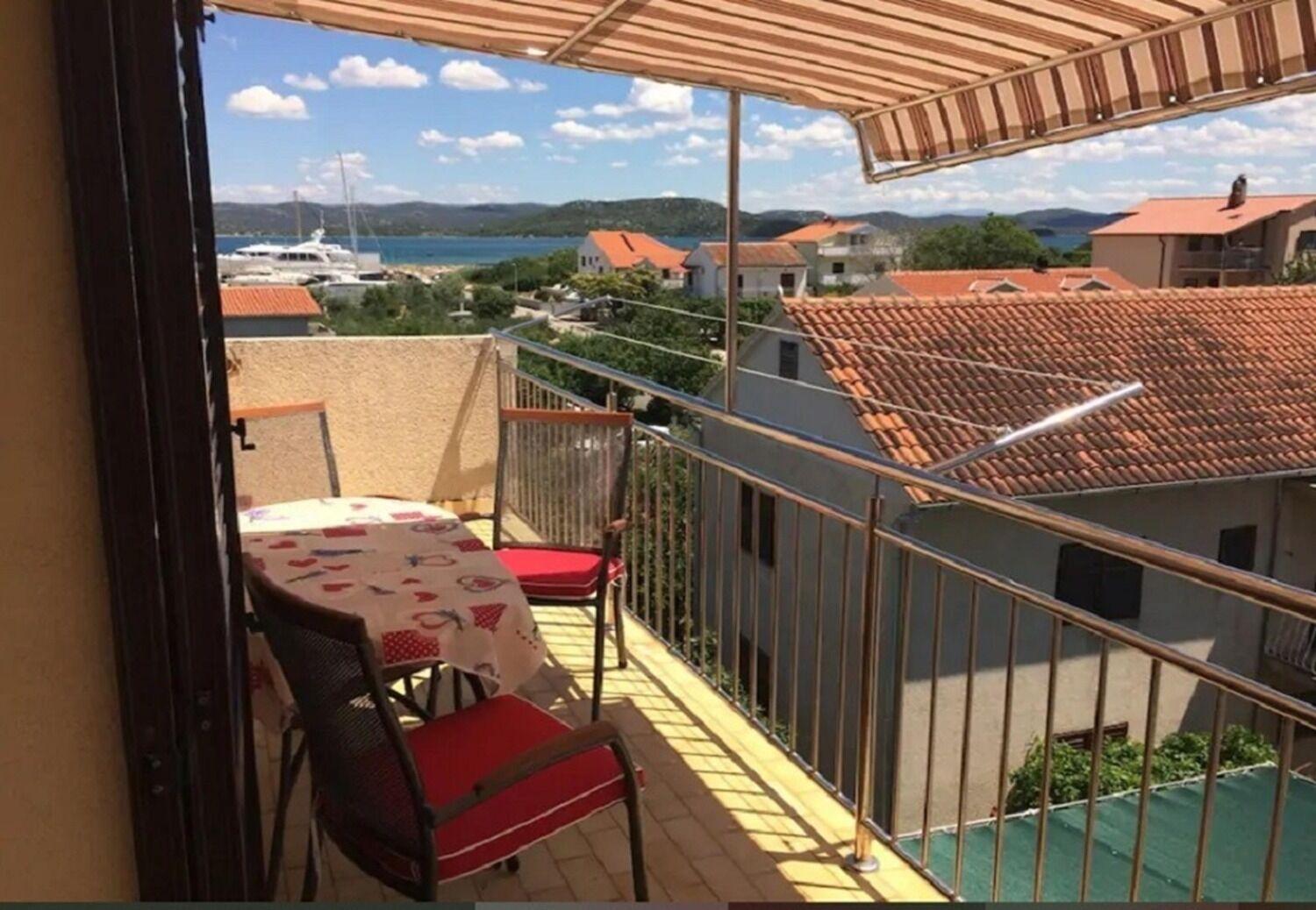Apartments And Rooms Ognjen - Family Apartments With Free Parking بيتينا المظهر الخارجي الصورة